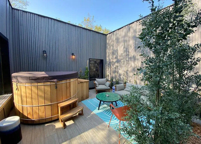 Night Experience - By Zoo Bordeaux Jaktstuga